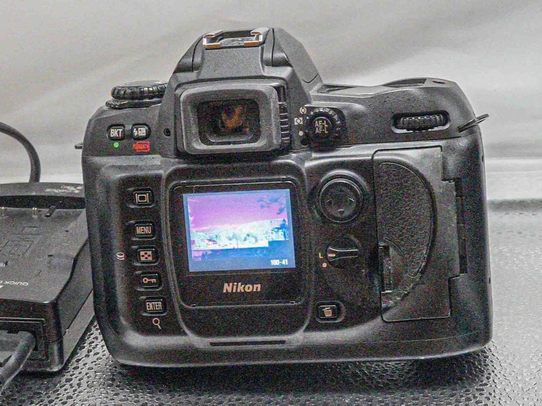 Nikon Fotocamera: Nikon D100 modifié IR avec 2 objectifs, 2 cartes – Usato da Satigny venduto da Fmd