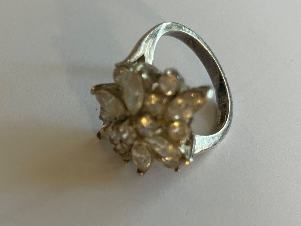 Bagues: Ring mit weissen Steinen silber gebraucht – D'occasion à Balterswil par Erbsli77 1