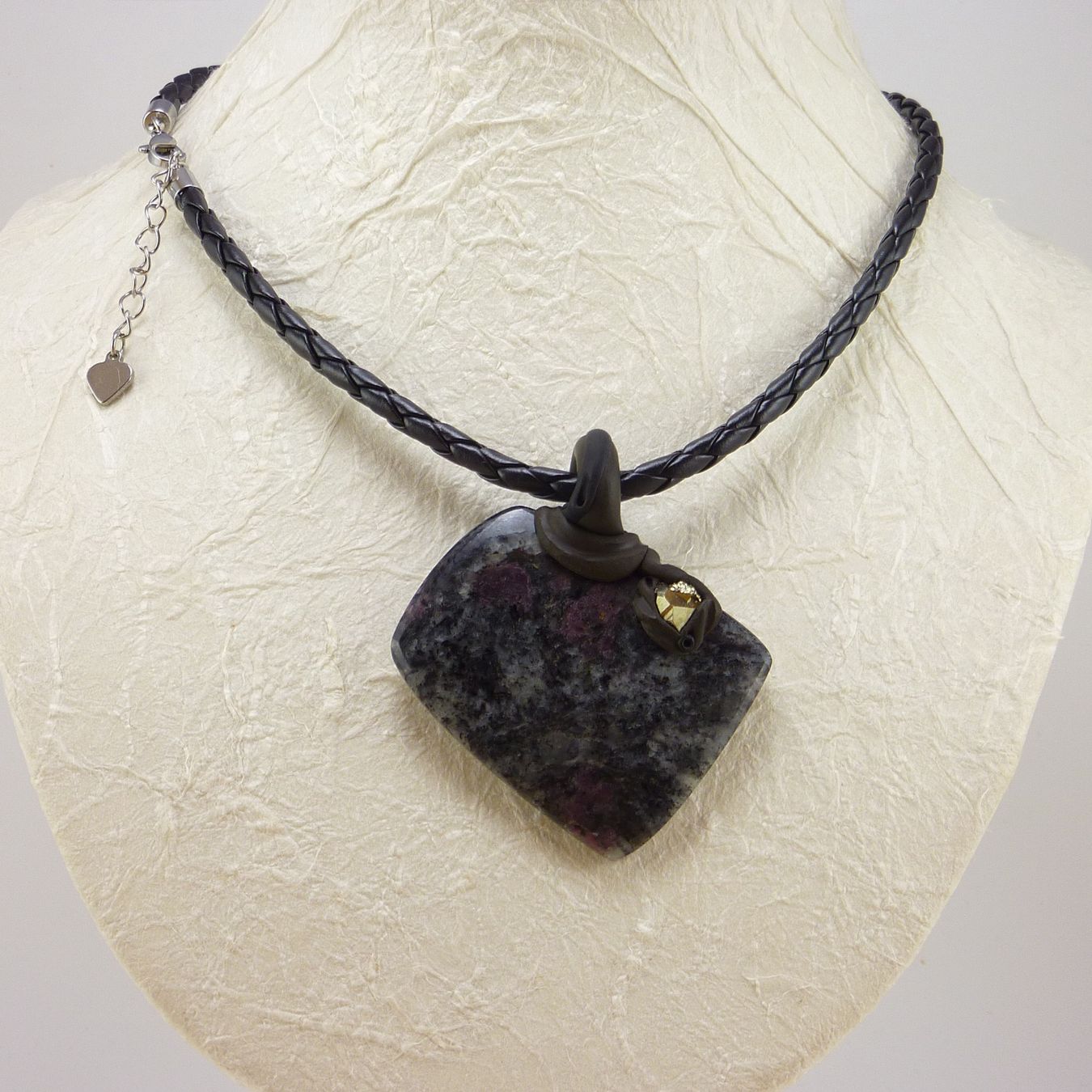 Pietre preziose: Spinell Steinanhänger in Matrix mit Pyrit auf Leder – Nuovo e nell'imballaggio originale da Meilen venduto da Byrd-bijoux 1