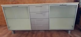 Sideboard mit Glastüren und Schubladen zu verkaufen