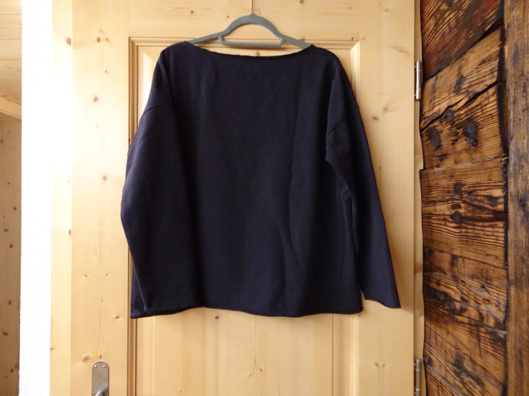 Maglioni & Felpe: Schwarzer Pulli von Juvia mit Mickey Mouse Gr. XL - 42686 – Usato da Küssnacht am Rigi venduto da Good4Deckeli 1