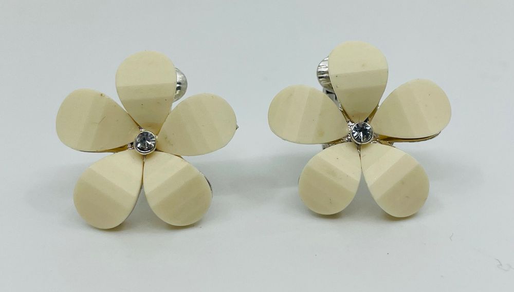 Frangipani Blumen Ohrclips Rot - Handmade Polymer Clay, 15mm, Sommer Style