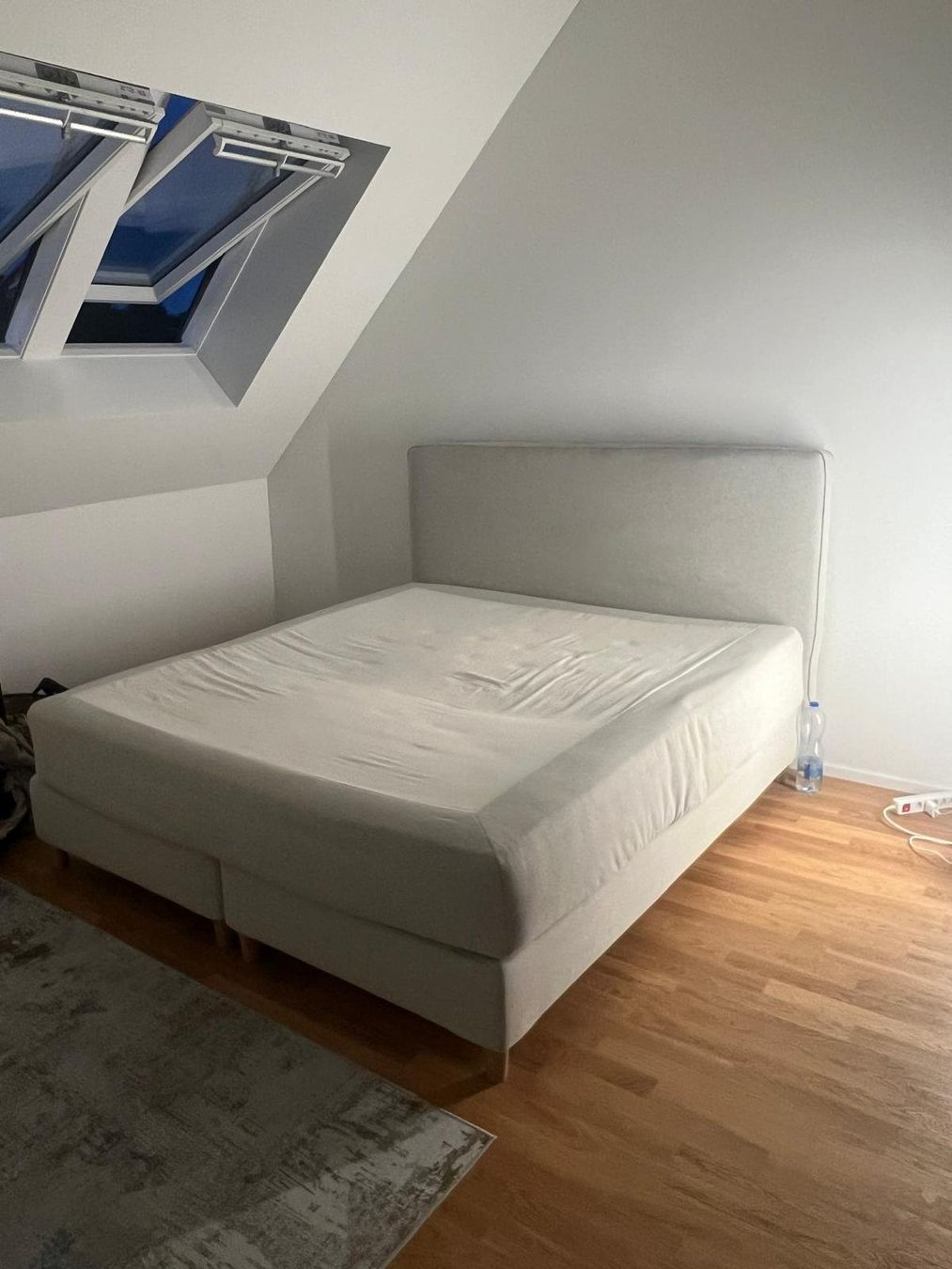 Ikea Betten: IKEA DUNVIK Boxspringbett in Hellgrau mit gepolstertem Kopft – Gebraucht aus Zürich von sportstar3000
