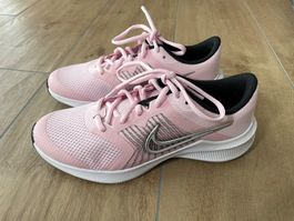 Nike Turnschuhe/Laufschuhe Gr. 35.5 NEU