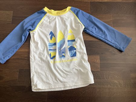 Swimming shirt 104 with UV 