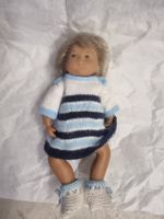 Puppe gestreiftes Kleid mit Hausschuhe handgestrickt 