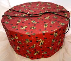 Geschenkbox rot mit Bären 48/22.5 cm.
