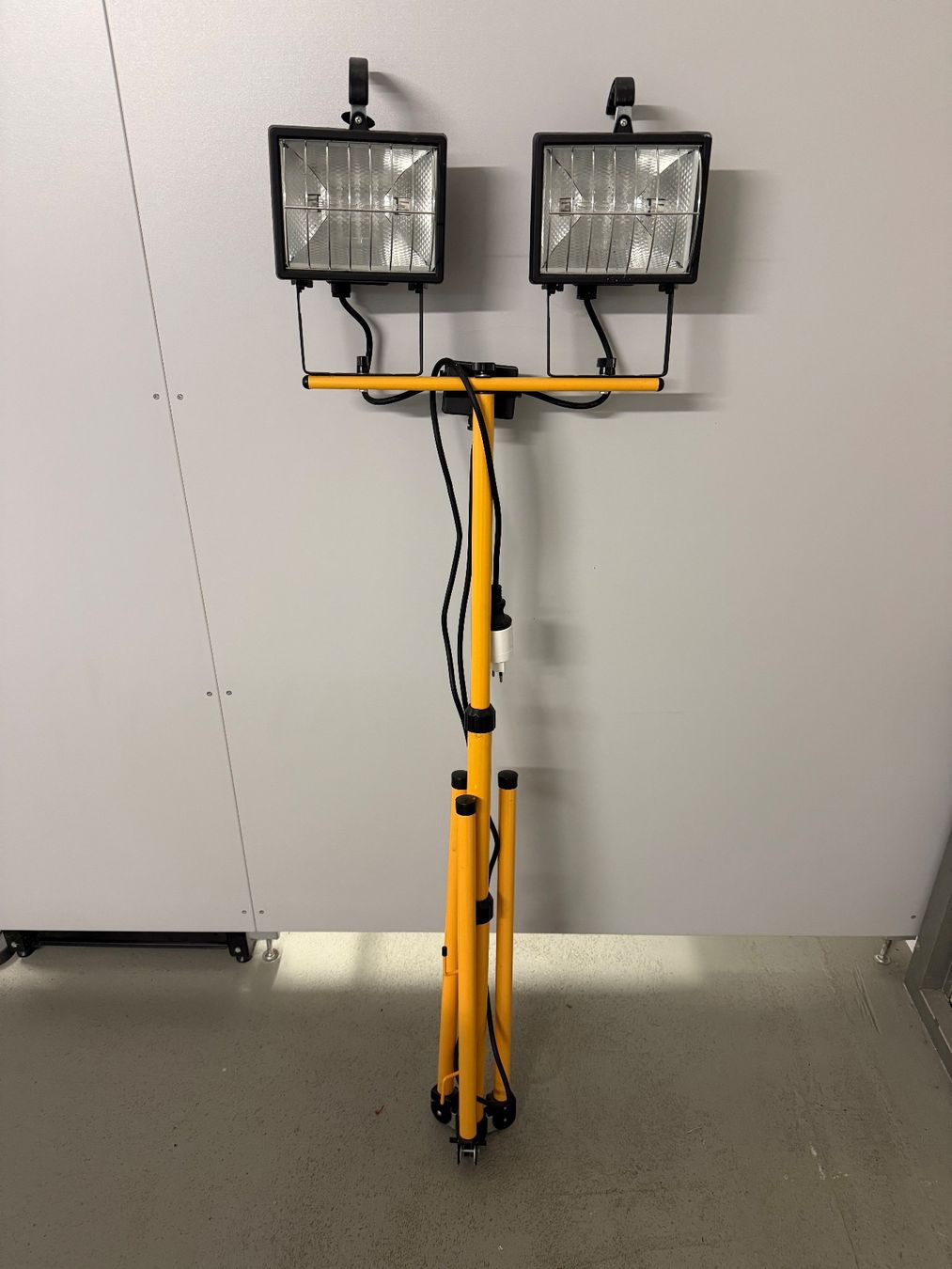 Lampade: Scheinwerfer 2x 500W mit Stativ – Usato da Oberriet SG venduto da Ironkandel