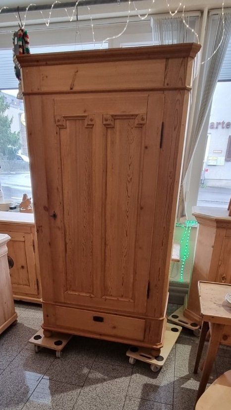 Armadi: Eintüriger Schrank Tanne antik – Usato da Flums venduto da Flumsantik