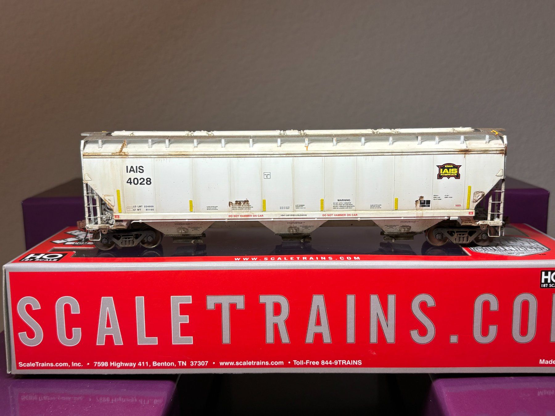 Modellini di ferrovie: Scaletrains rivetcounter IAIS covered hopper mit Weathering – Nuovo (secondo la descrizione) da Cham venduto da scamps01 7