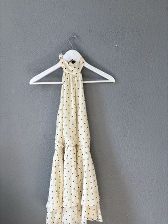 Robe courte dos nu crème à pois noirs état correct