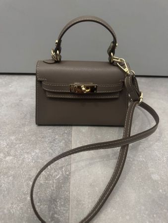 Sac en bandoulière petit de couleur taupe.