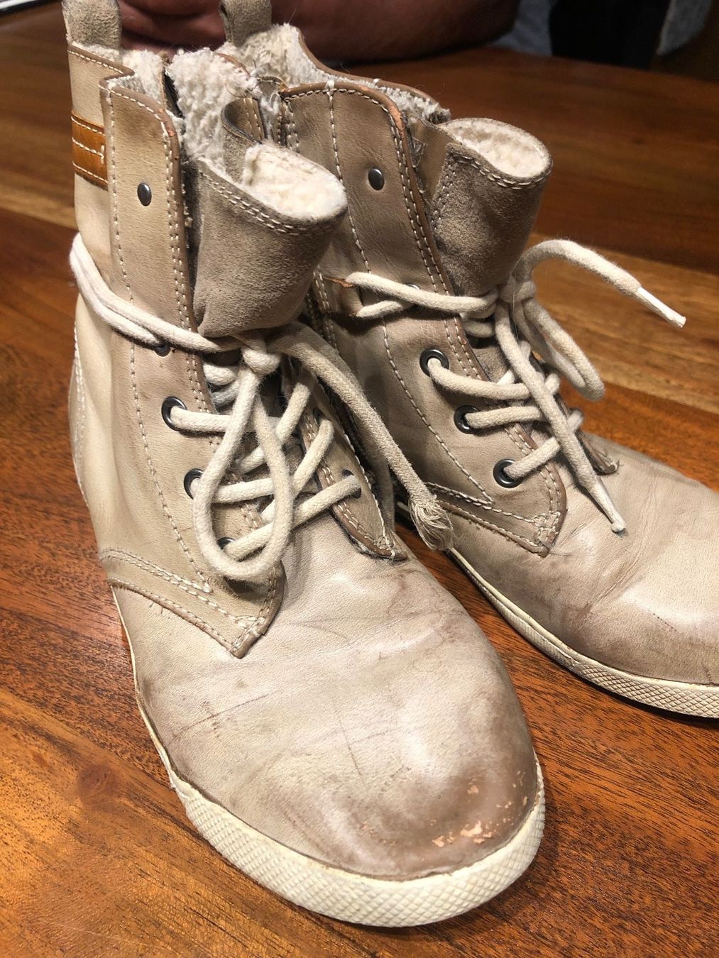 Scarpe per ragazze: Warme Winterschuhe Gr. 34 Beige mit Fellfutter – Usato da Andwil SG venduto da schmei