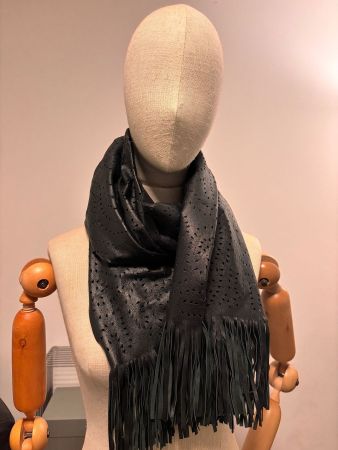 Schal aus Leder dunkelgrün mit Lochmuster und Fransen