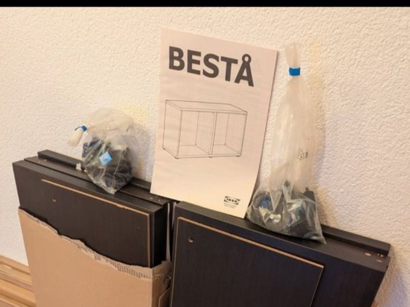 Ikea Scaffali: Zwei neue IKEA BESTA Regale mit Glastüren – Nuovo e nell'imballaggio originale da Tagelswangen venduto da ThanusijaS 4
