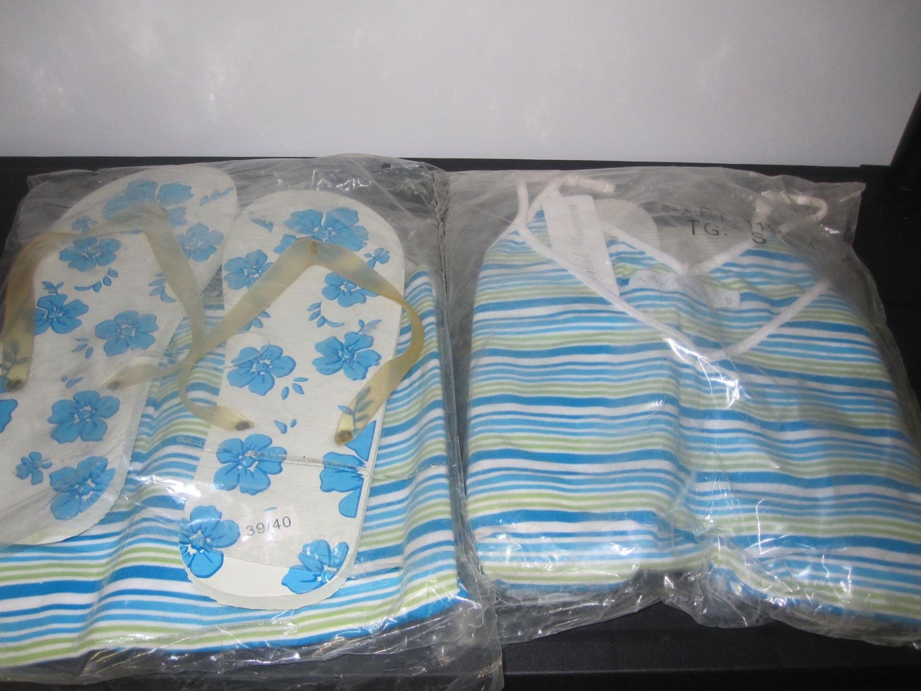 Top: Spaghetti Tops mit passenden Flip-Flops, neu – Usato da Bolligen venduto da Mitica 3