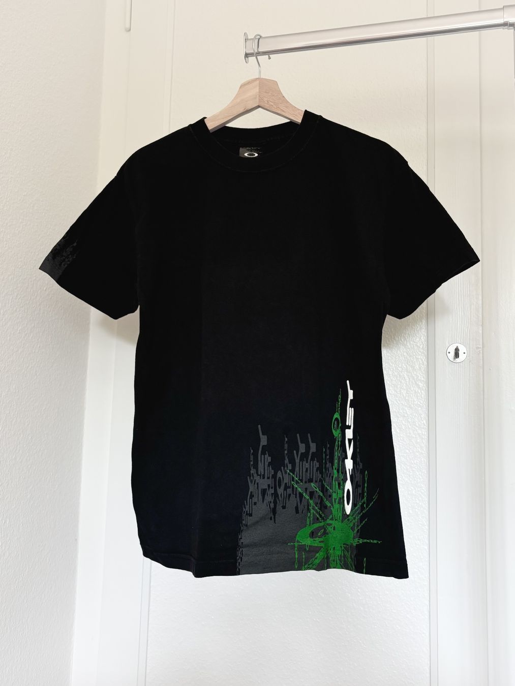 Oakley T-shirt: Vintage Oakley Print T-Shirt – Usato da Bern venduto da Lelixino