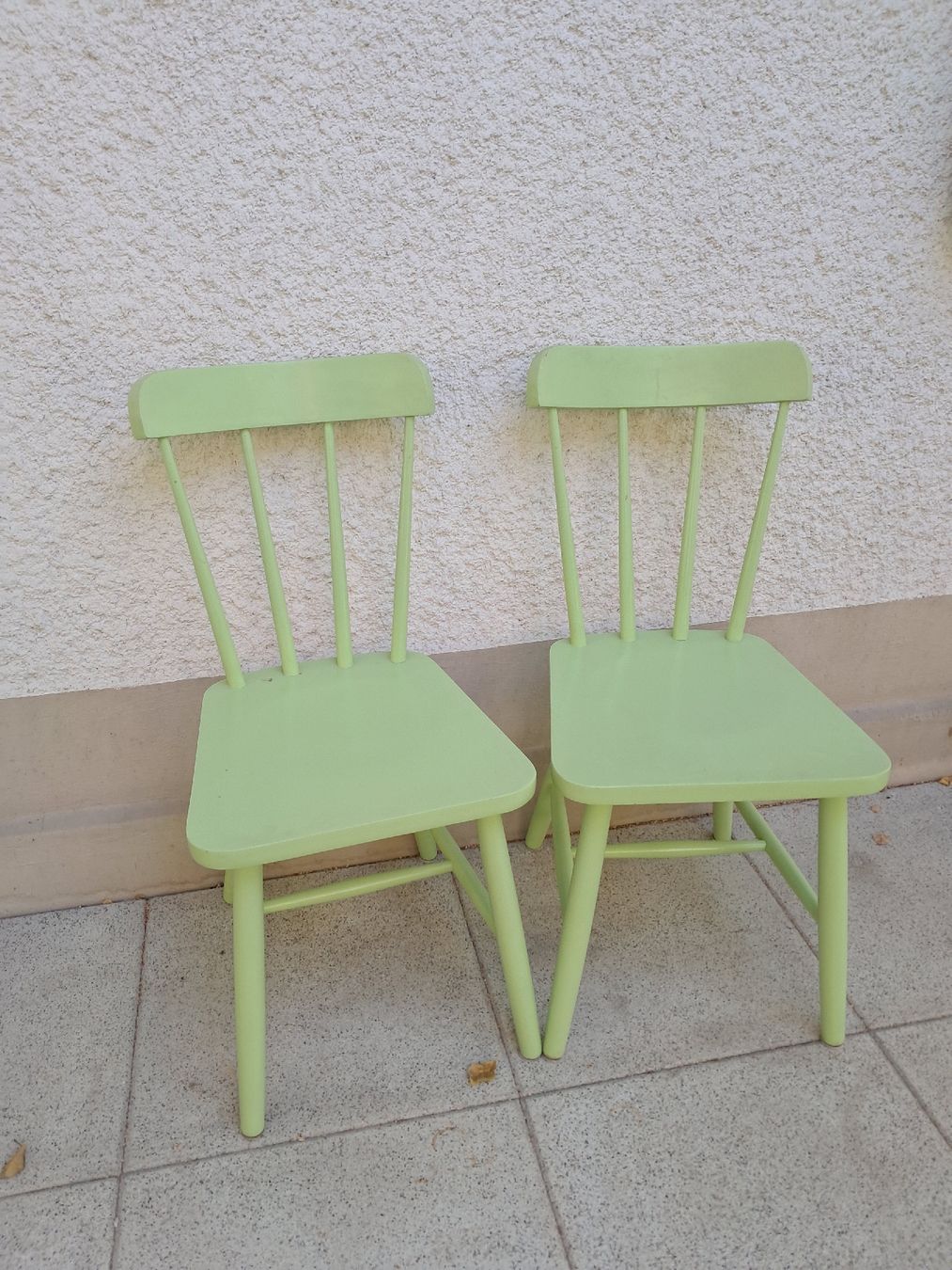 Chaises: Zwei Stühle Holz hellgrün – D'occasion à Boll par Fabischa