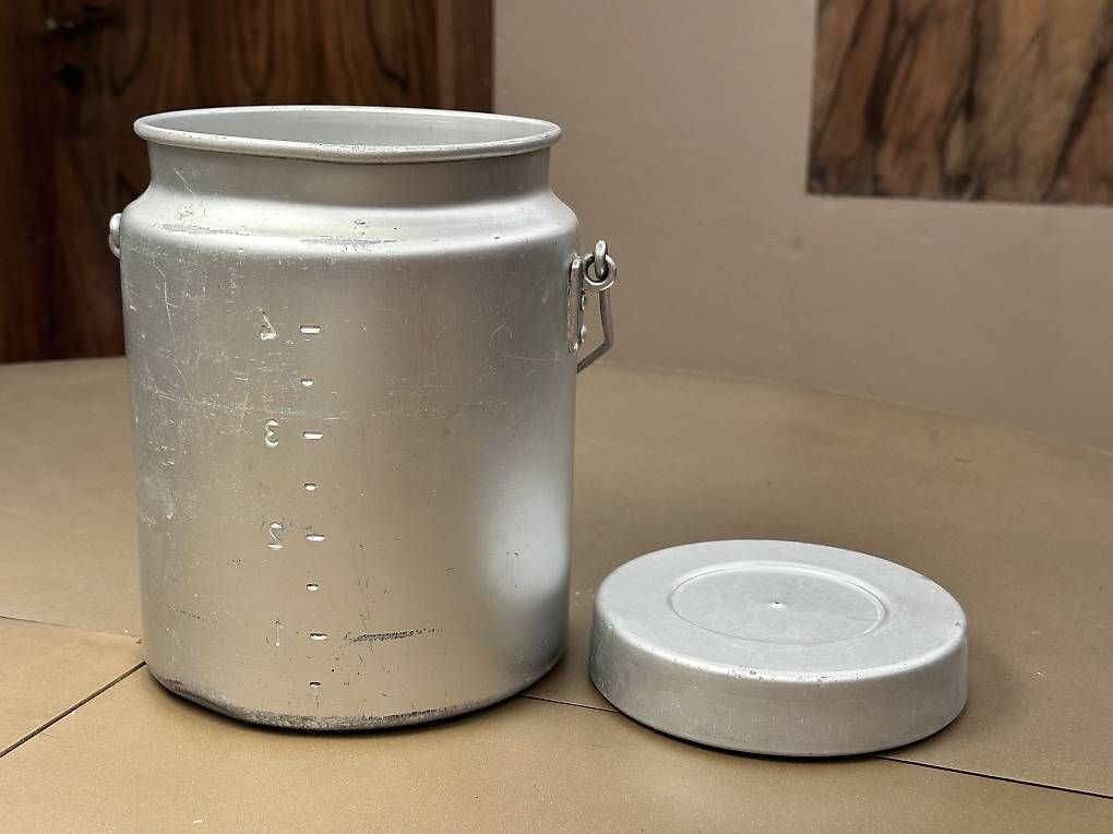 Landwirtschaft: Alte Milchkanne 5l Aluminium mit Deckel Vintage – Gebraucht aus Luzern von mogig041