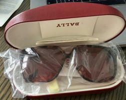 Bally Damensonnen brille aus pinkem Acetat