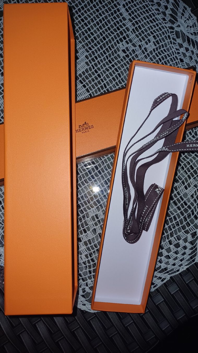 Altro in Decorazioni & Accessori: Hermès Geschenkboxen mit Band - Originalverpackung – Nuovo e nell'imballaggio originale da St. Gallen venduto da gab_8nvv 2