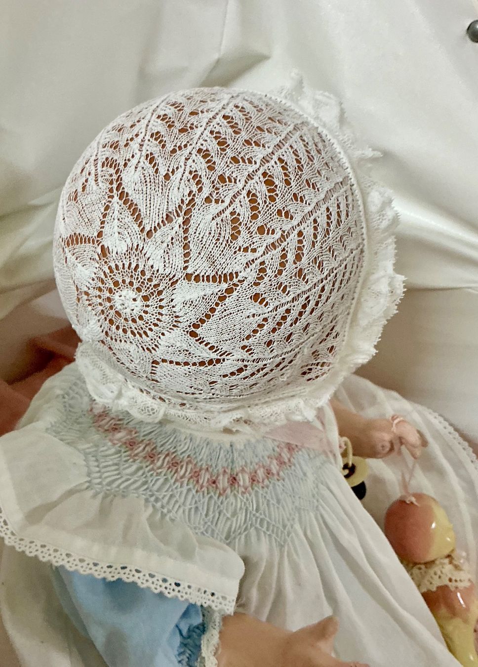 Bambole: SEHR ALTES FILIGRANES HÄUBCHEN HANDGESTRICKT – Usato da Zell LU venduto da Silvermemory 2