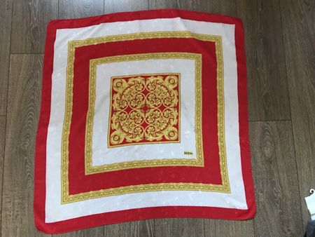 Foulard carré vintage rouge et blanc motifs dorés Berrna
