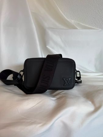 Louis Vuitton Pochette Black Like New