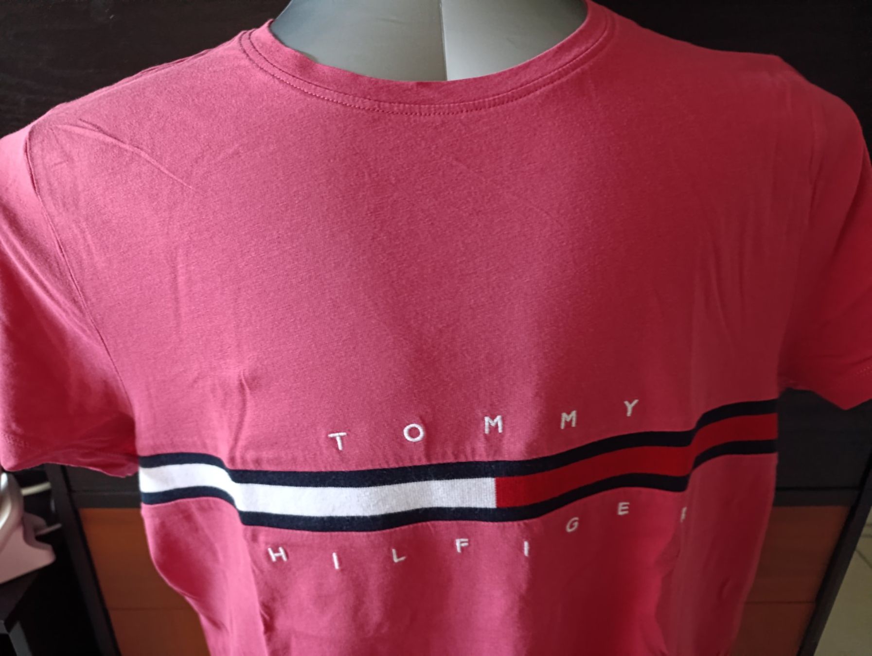Tommy Hilfiger T-shirt: T-shirt Tommy Hilfiger – Nuovo (secondo la descrizione) da St-Cergue venduto da Neviana