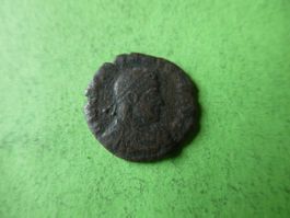 uralte   Bronzemünze ,  16 mm  2.33 g