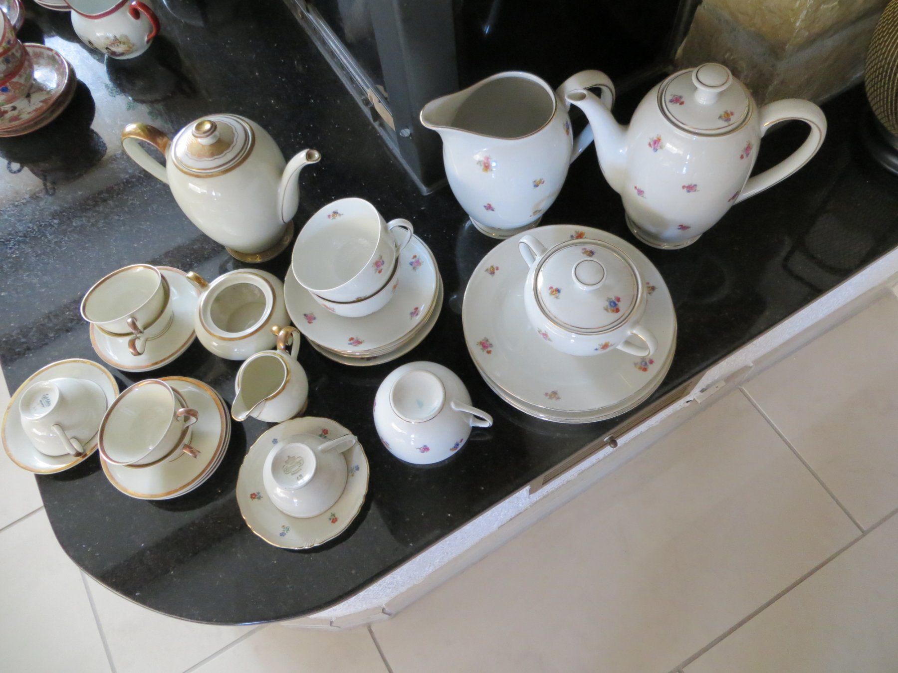 Geschirrsets: Tee-Kaffee Service mit Blumenmuster – Gebraucht aus Ins von Ener52