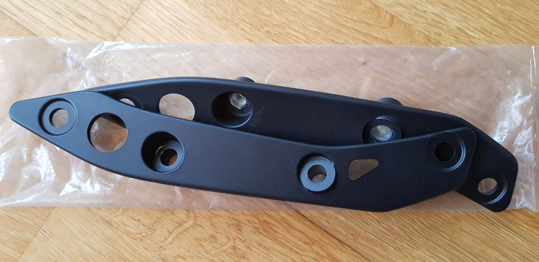 Toutes les pièces détachées moto: Yamaha Xmax 300 WindschutzscheibenPlexiglashalter – Neuf avec emballage d'origine à Morens FR par Kiscica 5