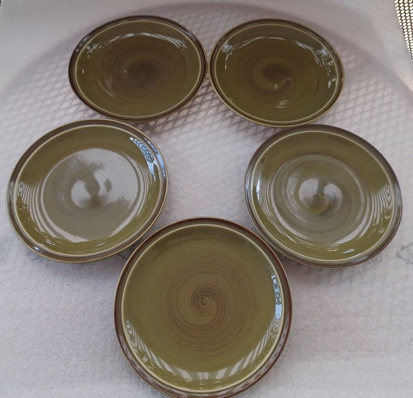Rössler Teller: RÖSSLER 5 Olivgrüne mit Spiralmuster Dessertteller 20cm -E89 – Gebraucht aus Morges von vimajes12