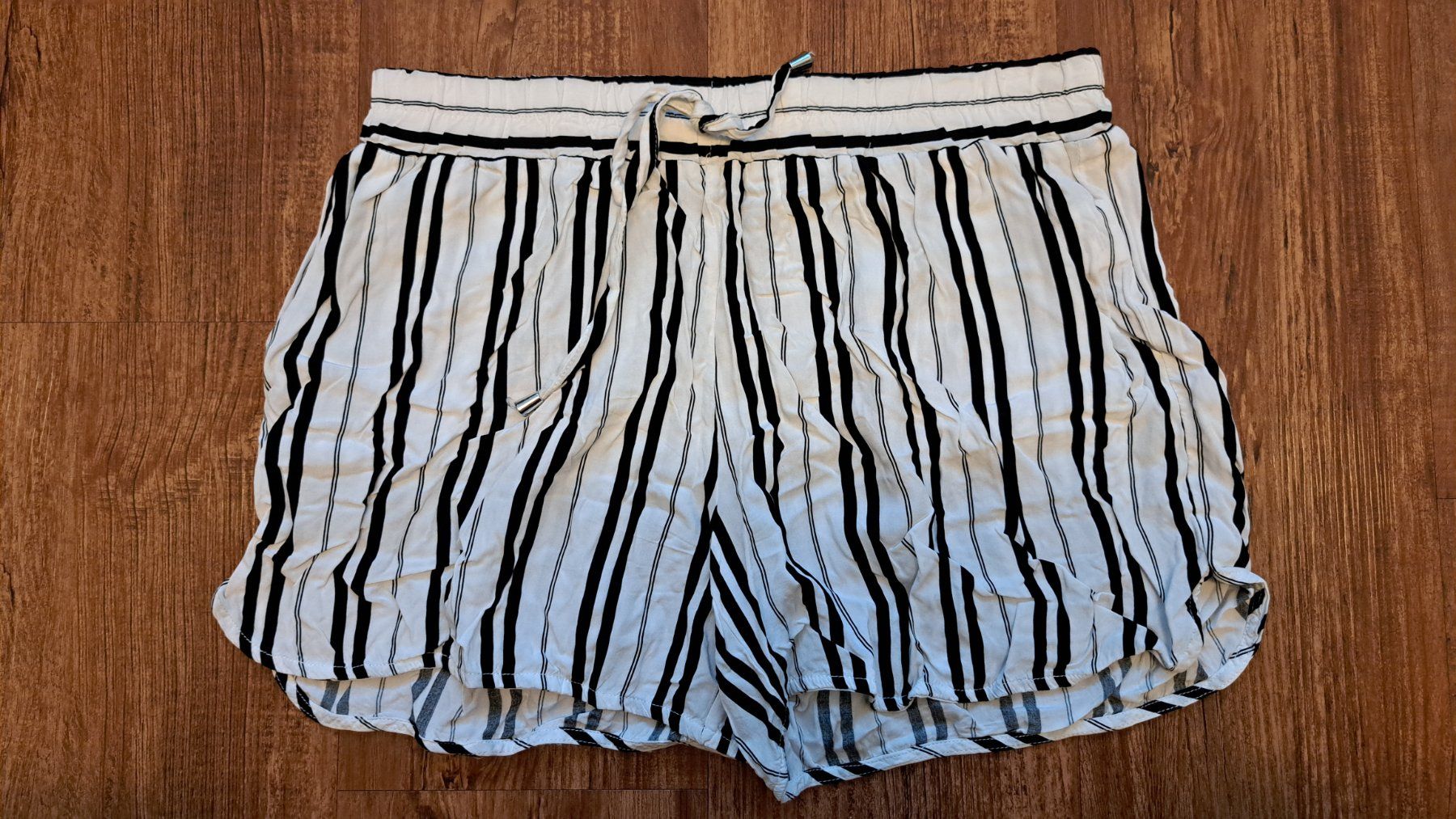 Pantaloni: Leichte Shorts von Chirorée / Gr. L – Usato da Luzern venduto da Salemanlu