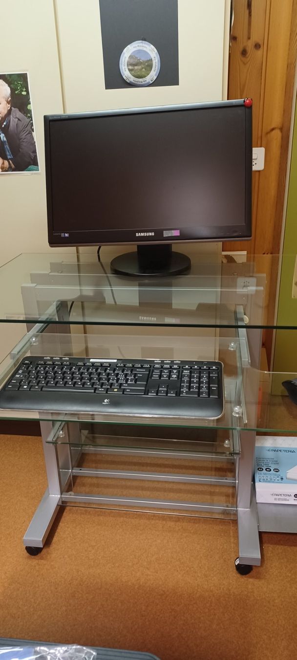 Scrivanie: Computertisch Glas, mit Rollen – Usato da Märstetten venduto da Gwundrig01