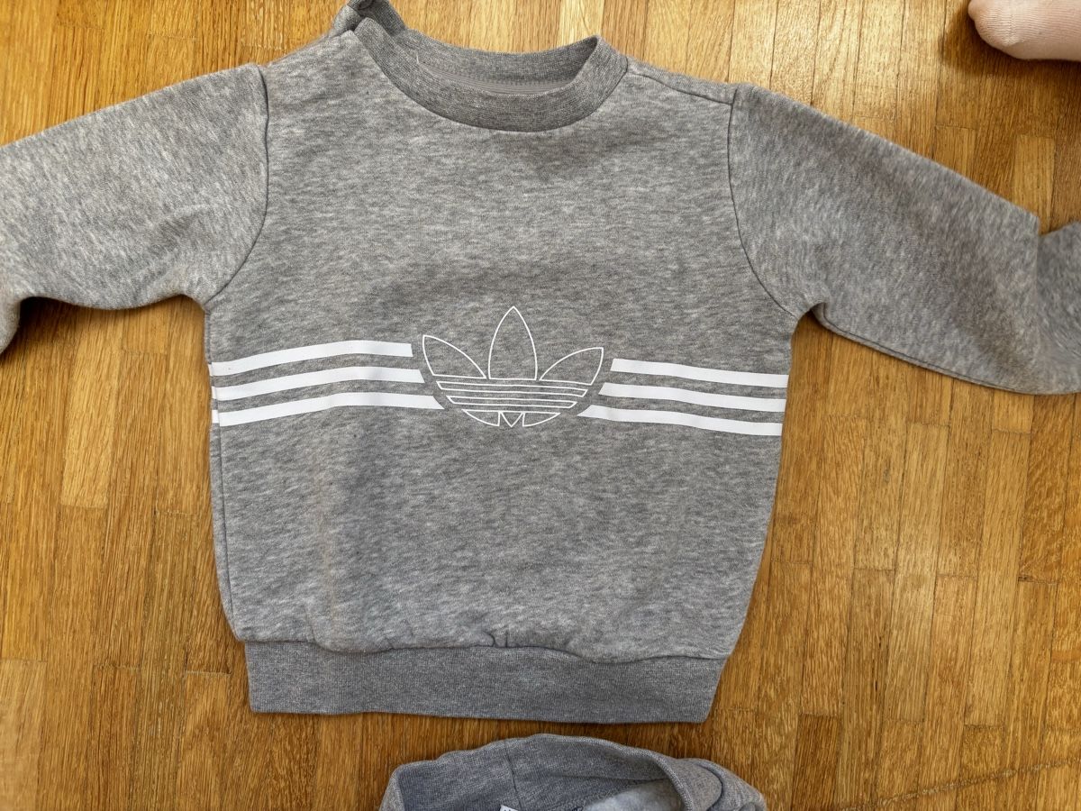 Adidas Lotti & Set di vestiti: Ensemble Adidas gris bébé taille 9-12 mois état correct – Usato da La Chaux-de-Fonds venduto da Elora237 2