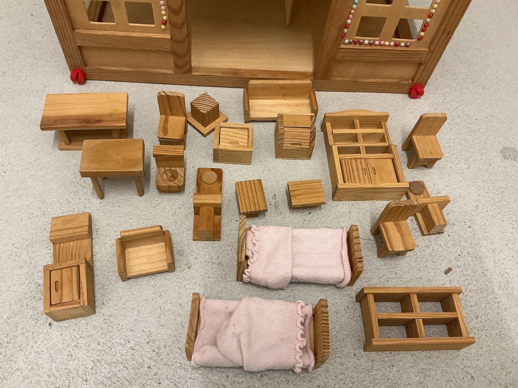 Case e mobili per bambole: Puppen Haus mit Möbeln dabei – Usato da Winterthur venduto da Tumko_7_Vinyl 2