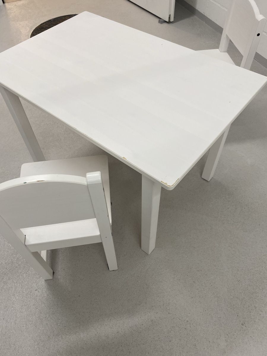 Ikea Set di tavolo e panche: Kindertisch Sundvik Ikea weiss mit 2 Stühlen – Usato da Zollikofen venduto da nilsa 7