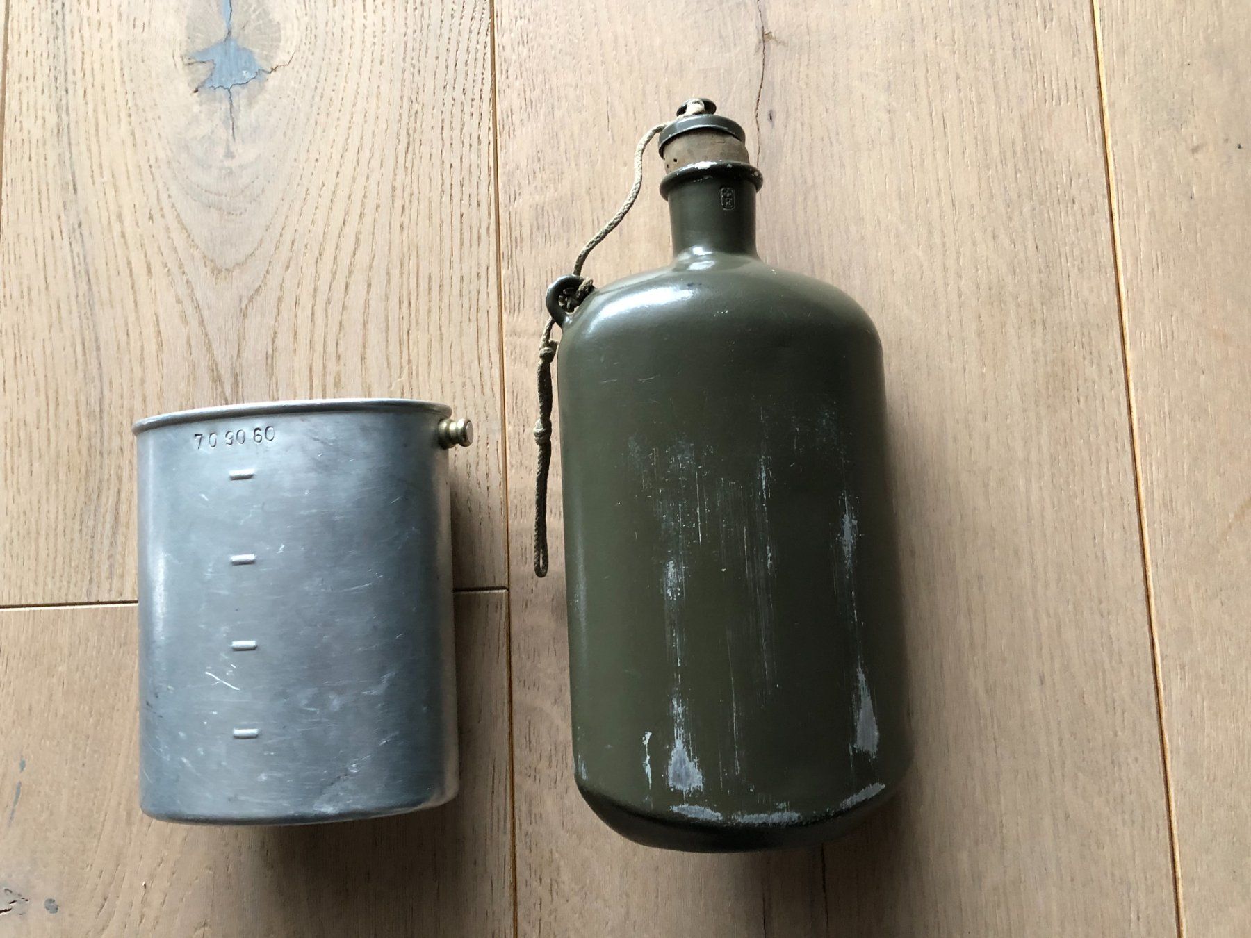 Schweizer Armee Attrezzatura & Pezzi di ricambio: Alte Militär-Feldflasche – Usato da Siebnen venduto da Trans-Am 2