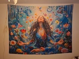Wandbehang Meditierende Frau Blumenmuster Blau Boho Like
