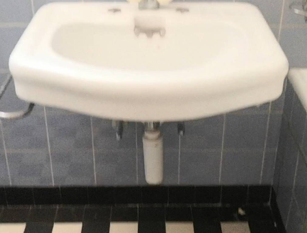 Rubinetteria: Lavabo + divers robinets à donner  – Usato da Senarclens venduto da P.almeida 1