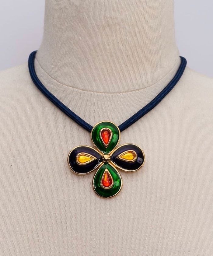 Saint Laurent Catenine: Collier pendentif émaillé Yves Saint Laurent – Usato da Montreux venduto da Perledor 3