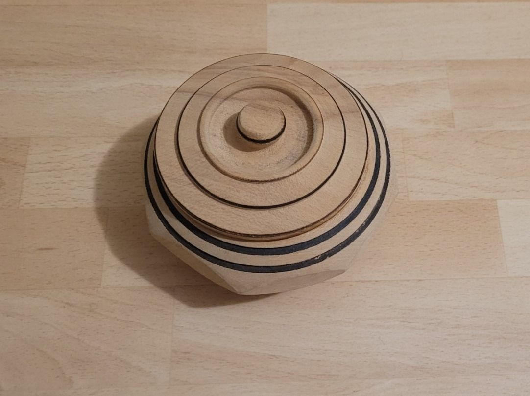 Articoli in legno: Aufbewahrungsdose aus Holz – Usato da Schwyz venduto da Vesparider01 2