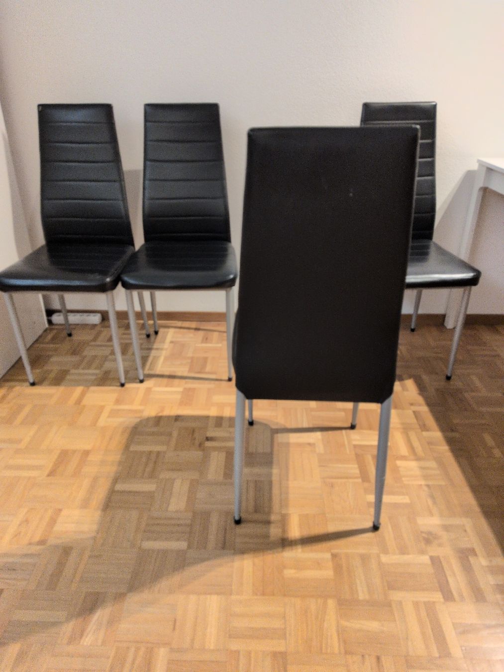 Chaises: 4 Esszimmerstühle Lederoptik Schwarz – D'occasion à Zürich par vm3 1