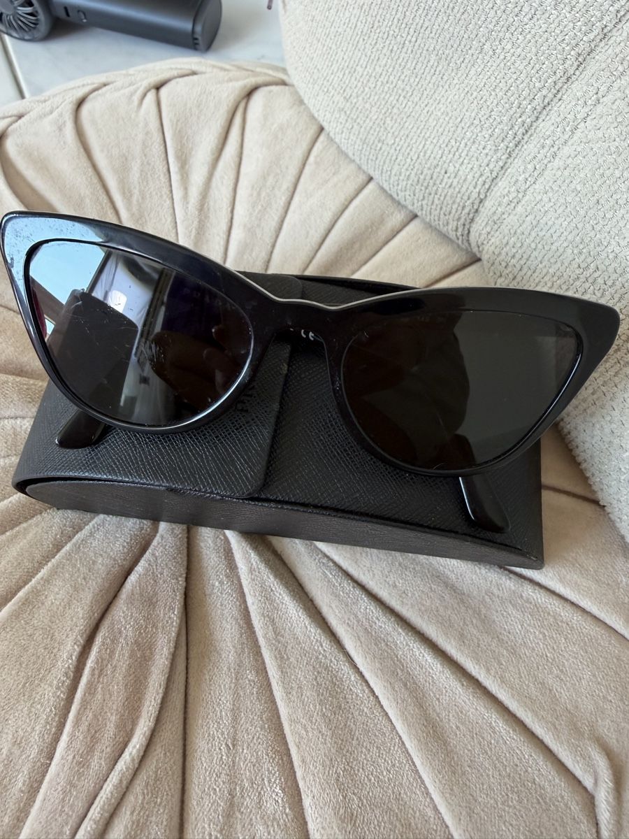 Prada Lunettes & Verres: Prada Sonnenbrille Cat Eye schwarz  – D'occasion à Erlenbach ZH par LouisaSchroeder