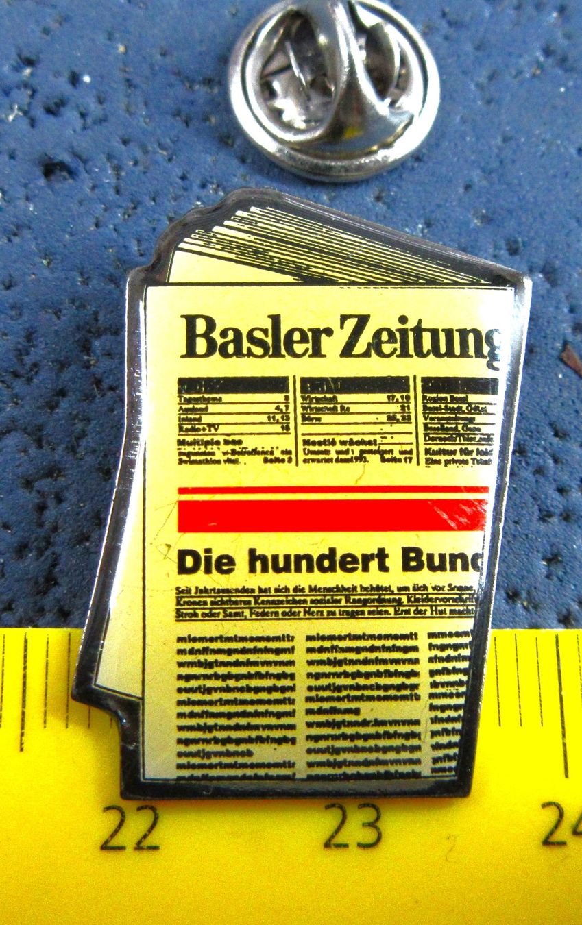 Basler Placchette & Badge: BASLER ZEITUNG PIN – Usato da Ettingen venduto da Hausi4711