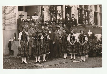 Altes Foto Gruppe Damen in Tracht und Herren, Wil Feld, SG