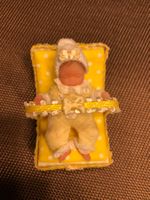 Babyschaukel mit Baby fürs Puppenhaus