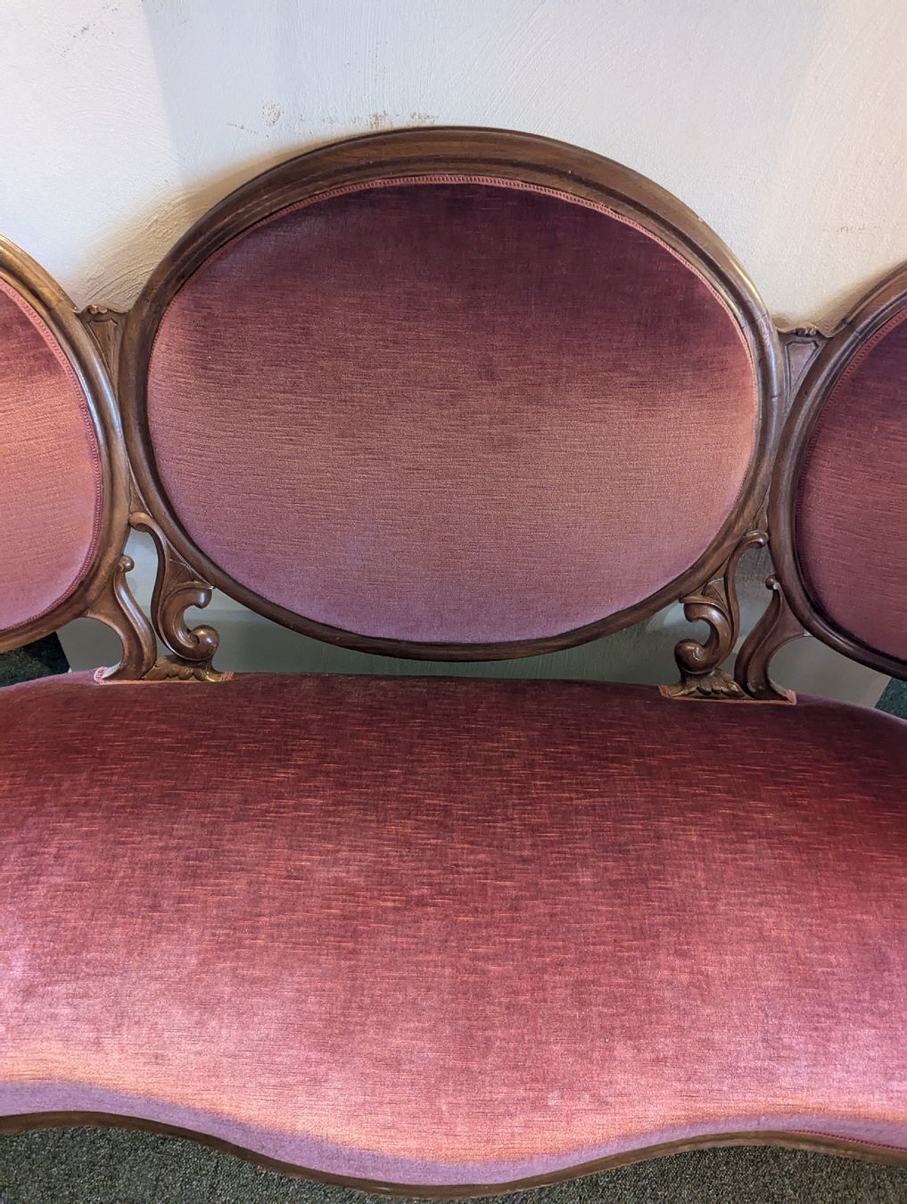 Sofas: Antikes Sofa, Holz geschnitzt, roter Samtbezug – Gebraucht aus Stäfa von MichaelHiu 2