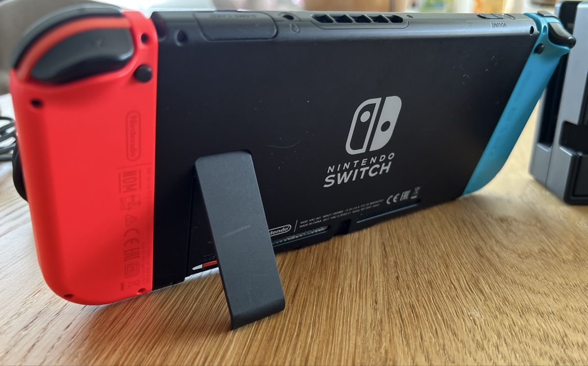 Nintendo Consoles: Nintendo Switch Set inkl. Pro Controller, 4 Joy-Con & 256 GB – D'occasion à Frenkendorf par astar09 4